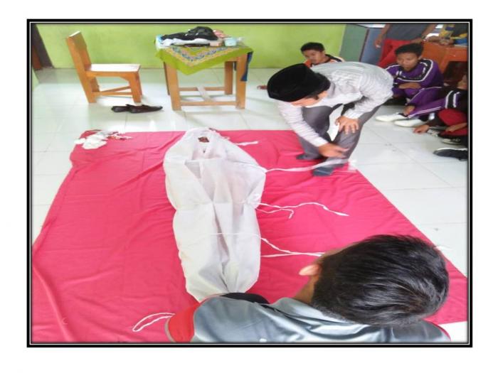 Siswa MAN 2 Batanghari Antusias Kafani Jenazah 