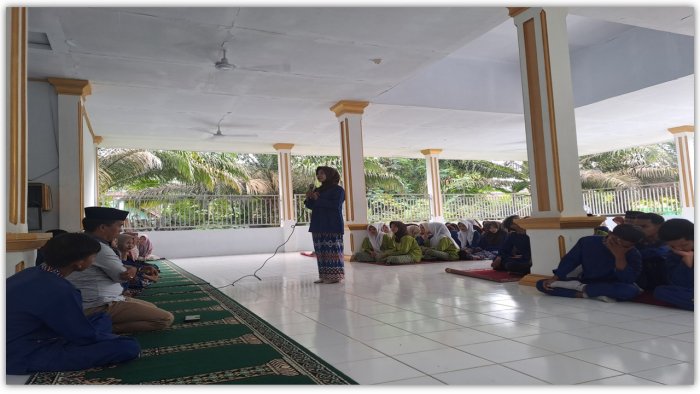 Kepala MAN 2 Batang Hari Berikan Reward Usai Doa Bersama