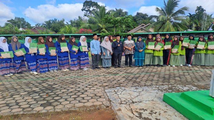 Kepala MAN 2 Batang Hari Berikan Penghargaan Siswa Berprestasi