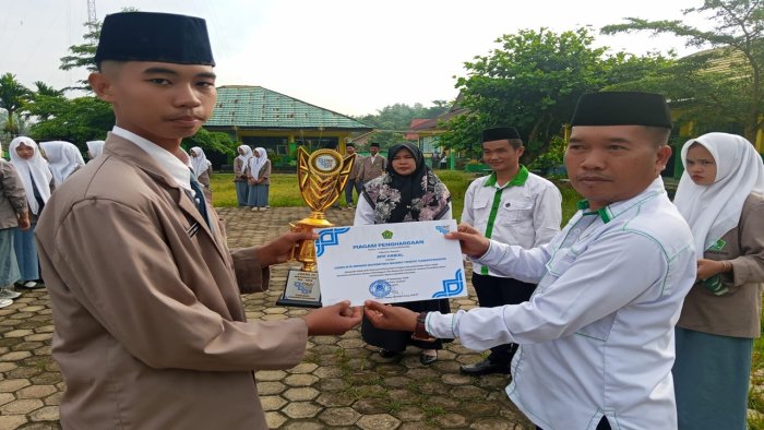 MAN 2 Batang Hari Serahkan Penghargaan Juara OMI 2025