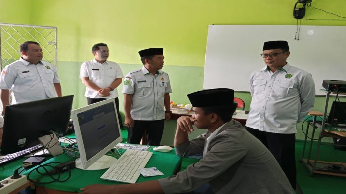 Monitoring Pelaksanaan TKA 2025, Kakankemenag Batang Hari Pastikan Sesuai Dengan Prosedur
