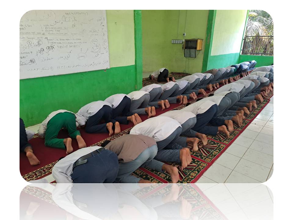 MAN 2 Batang Hari Wajibkan Siswa Sholat Dzuhur Berjamaah