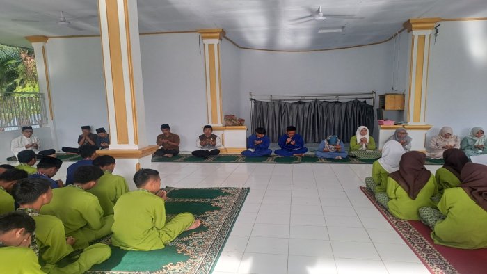 MAN 2 Batang Hari Gelar Doa Bersama untuk Almarhum Kakan Kemenag