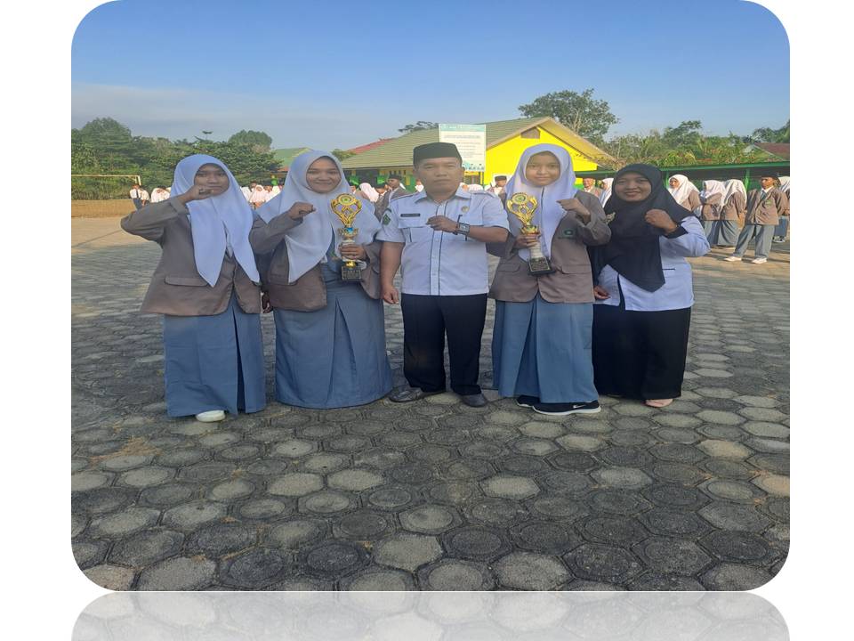 Kepala MAN 2 Batang Hari Berikan Penghargaan Juara KSM Tingkat Kabupaten