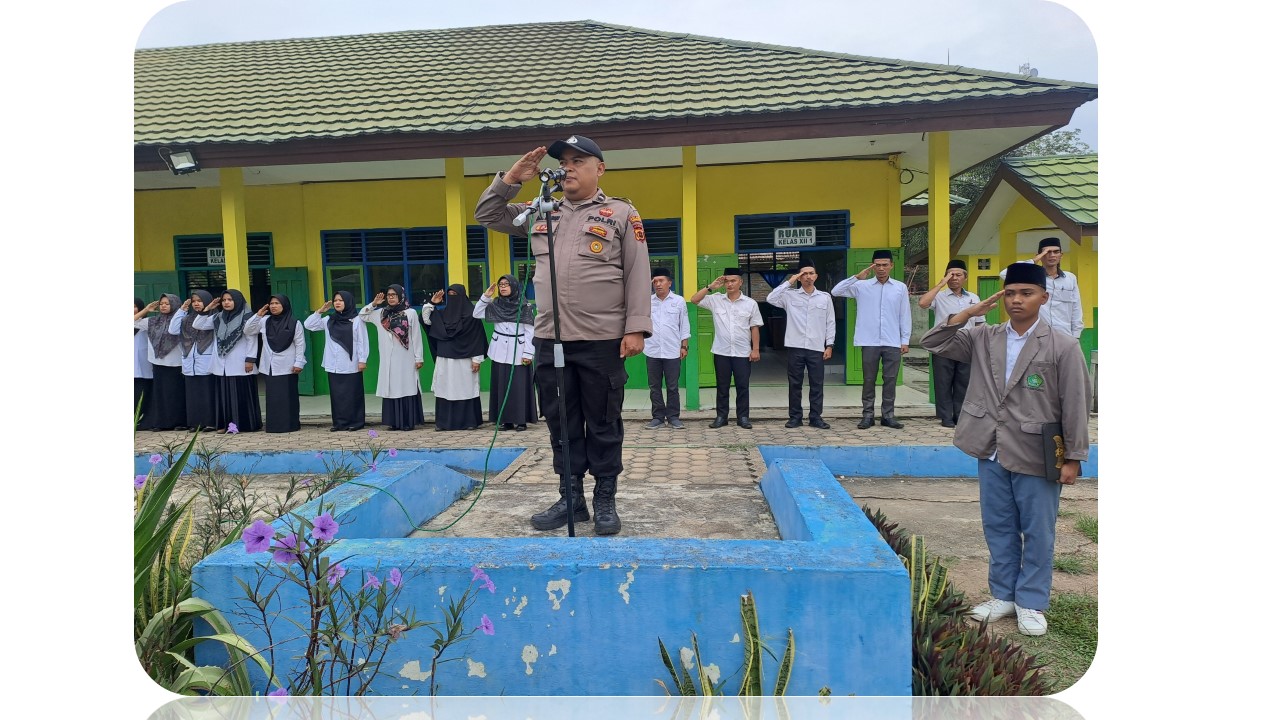 Jadi Pembina Upacara MAN 2 Batang Hari, Bhabinkamtibmas Polsek Muara Tembesi Sampaikan Ini